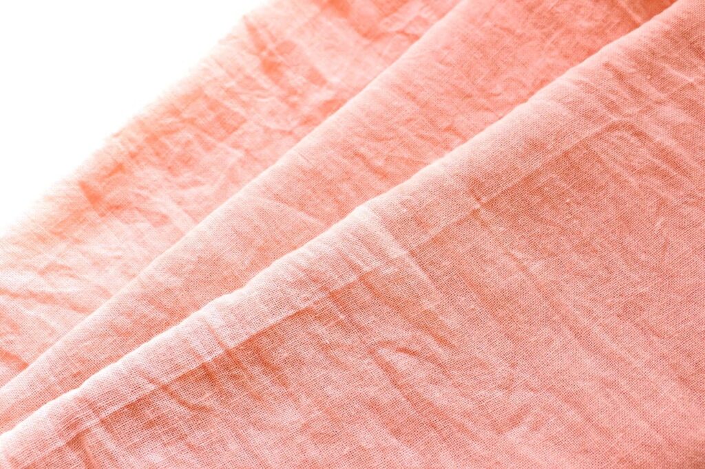 桜の剪定枝でピンク色に染めた布