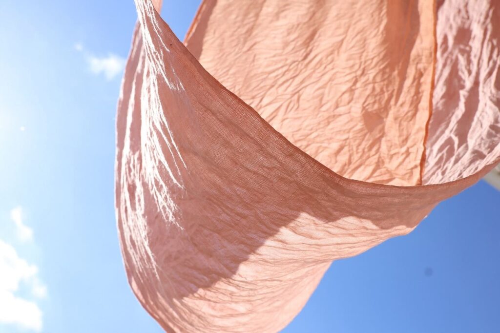 桜の枝で染めた布