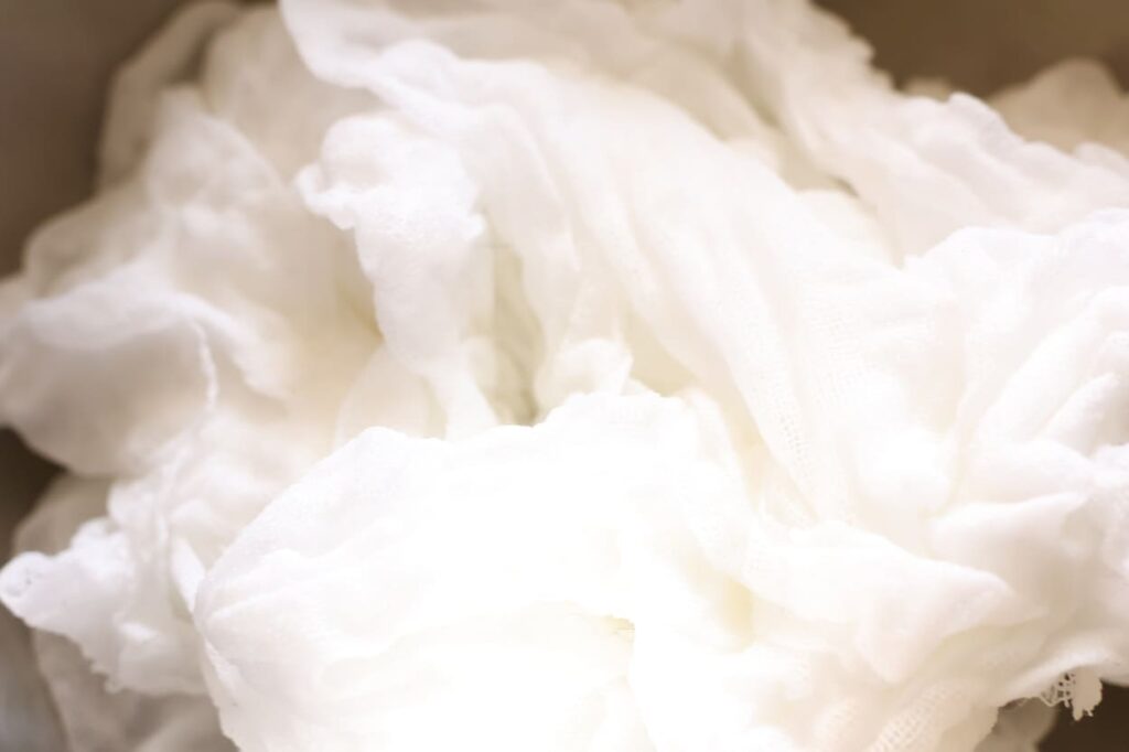 牛乳でタンパク処理中の布（草木染）