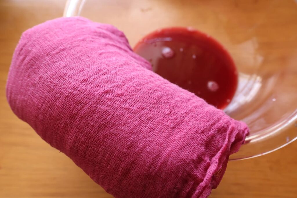 濃いピンク色に染まった布