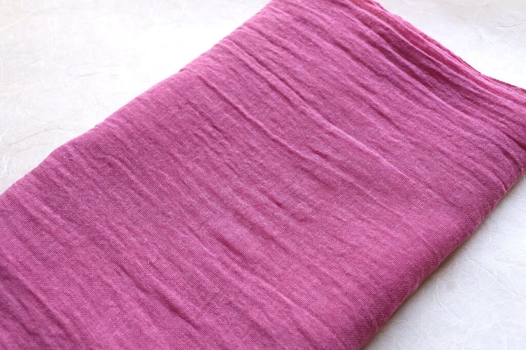 ブラックベリー色に染まった布