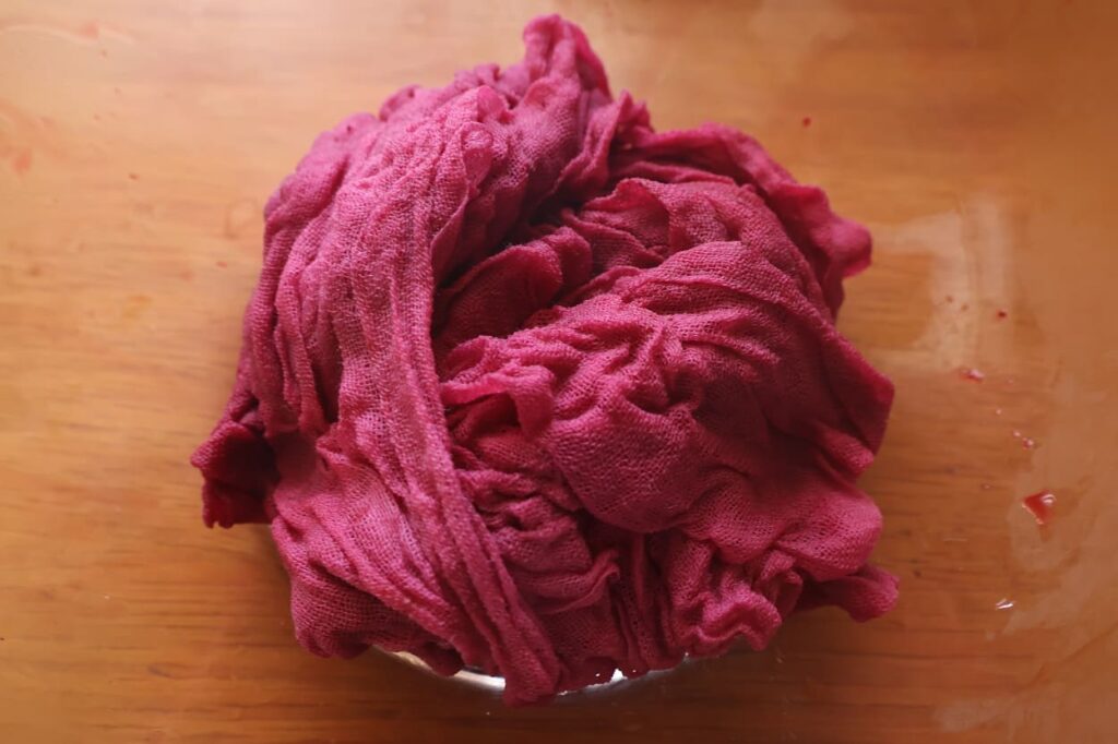 ブラックベリー色に染まった布