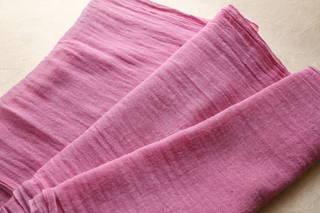 完成したブラックベリー染めの布